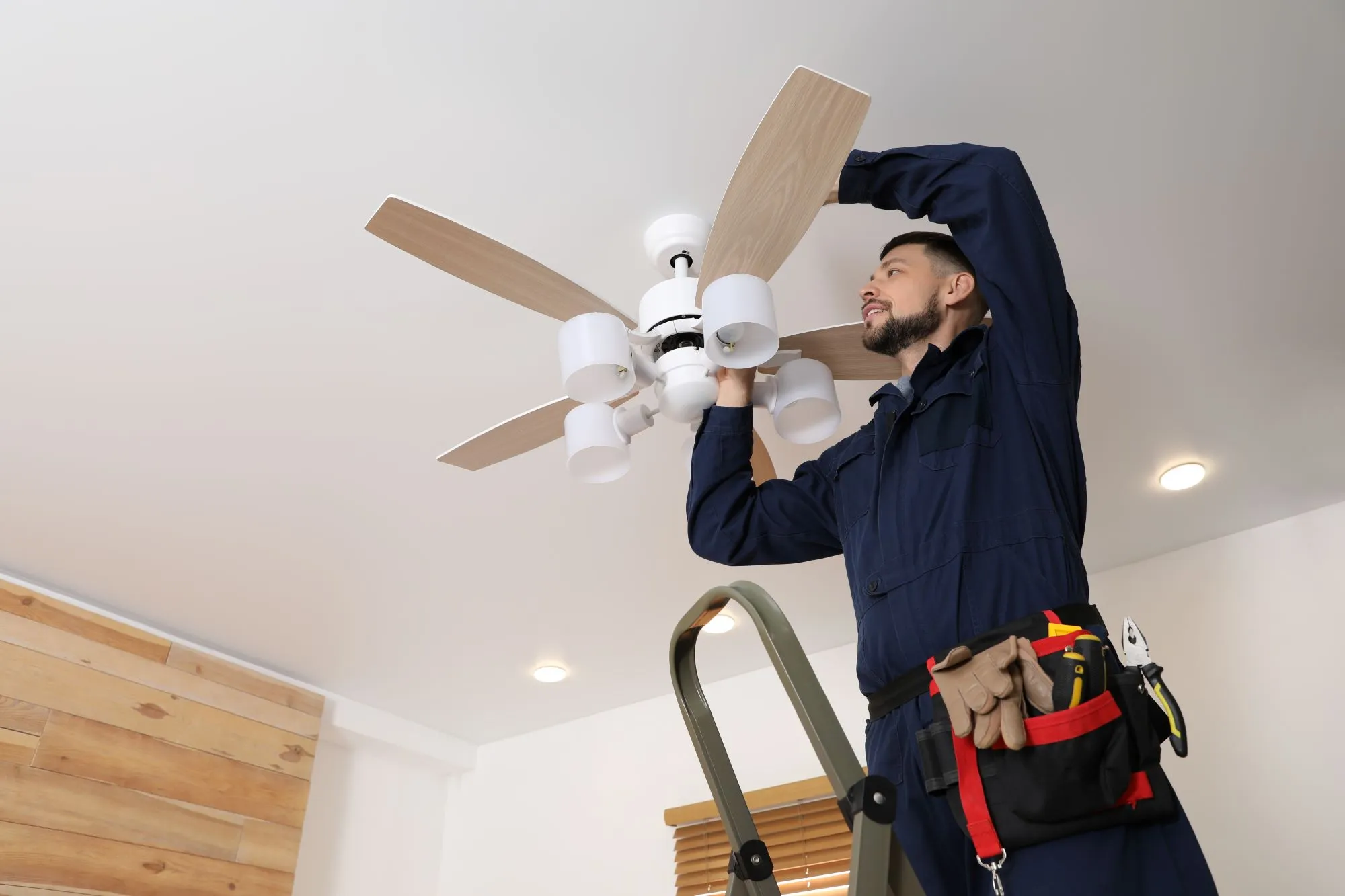 Which Way Should a Ceiling Fan Spin? Summer vs Winter