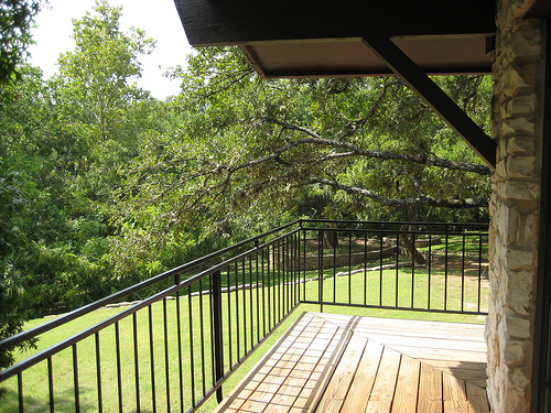 Exterior Residential Painting: 5 Things to Consider in Deck Staining